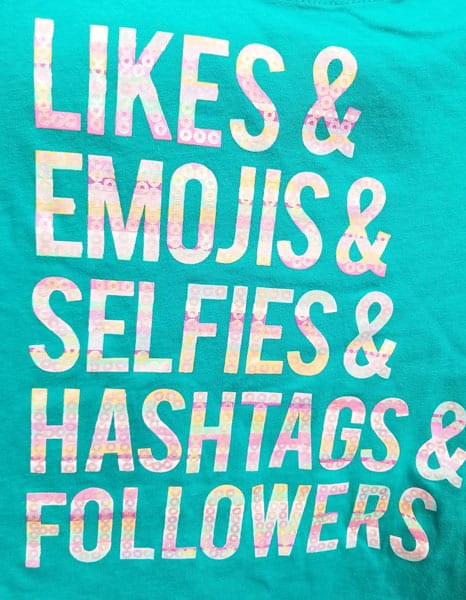 Ein Poster mit bunten Hintergründen und verschiedenen Social Media Wörtern wie "Likes", "Hashtags" und "Influencer".